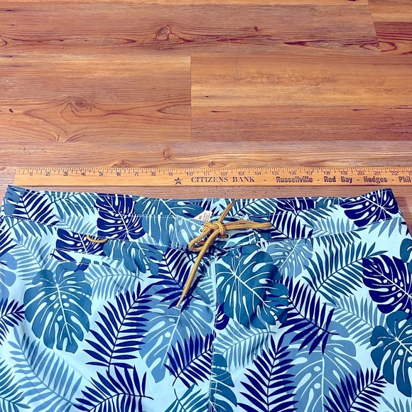 Deluth Trading Company Men’s swim trunks, floral print,good condition, size 42 - Picture 10 of 13